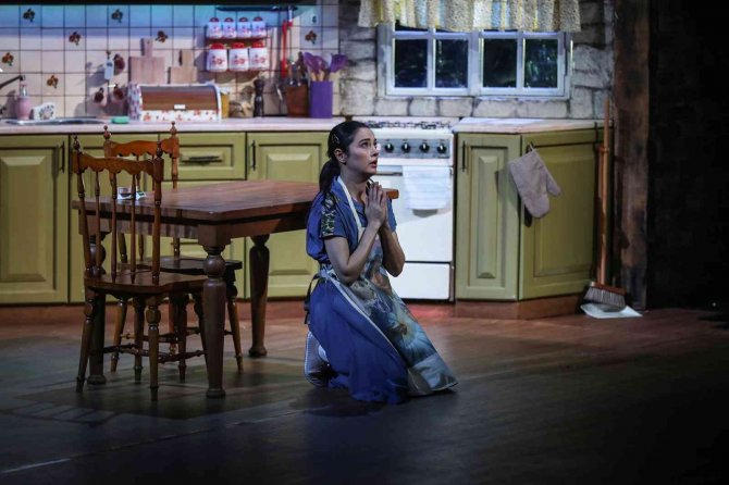 Bursalı Tiyatroseverler İki Kız Kardeşin Etkileyici Hikayesine Tanıklık Edecek