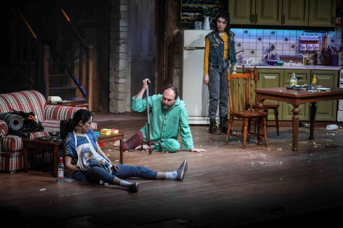 Bursalı Tiyatroseverler İki Kız Kardeşin Etkileyici Hikayesine Tanıklık Edecek