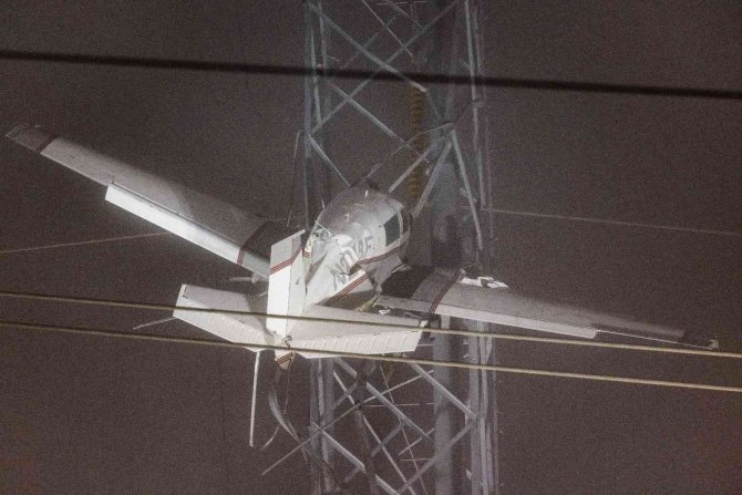 Abd’de Küçük Uçak Elektrik Direğine Saplandı: 2 Yaralı