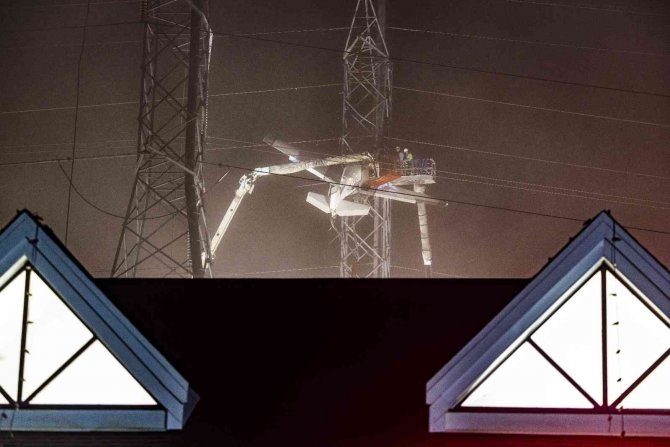 Abd’de Küçük Uçak Elektrik Direğine Saplandı: 2 Yaralı