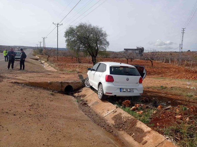 Otomobil Sulama Kanalına Düştü: 3 Yaralı