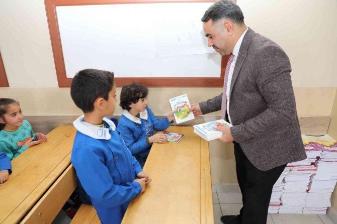 İ̇htiyaç Sahibi Öğrencilerine Yardım Etmek İçin Kitap Yazdı, Ücretsiz Kitap Dağıttı.