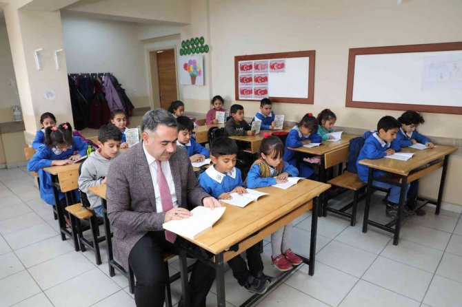 İ̇htiyaç Sahibi Öğrencilerine Yardım Etmek İçin Kitap Yazdı, Ücretsiz Kitap Dağıttı.