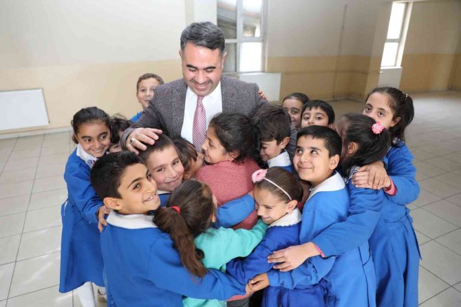 İ̇htiyaç Sahibi Öğrencilerine Yardım Etmek İçin Kitap Yazdı, Ücretsiz Kitap Dağıttı.