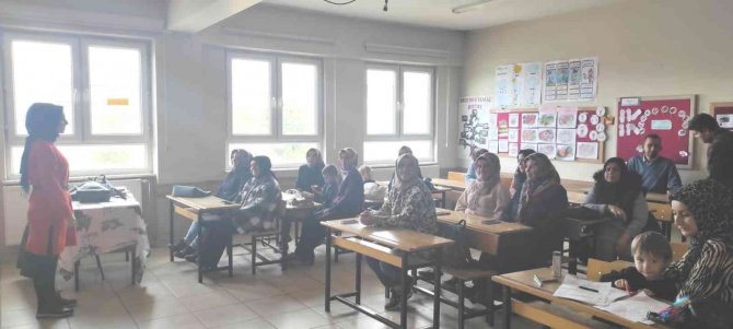 Altıntaş Zafer İ̇lkokulunda “Aile Okulu” Projesi