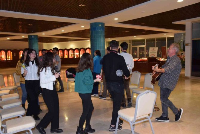 Tüdam’da Duyguların Dili “Söz Biter Müzik Konuşur” Konferansı
