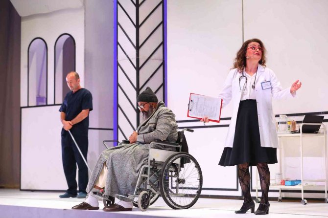 ‘Huysuz’ Aşt Doğu Garajı Sahnesi’nde İlk Kez Perde Açtı