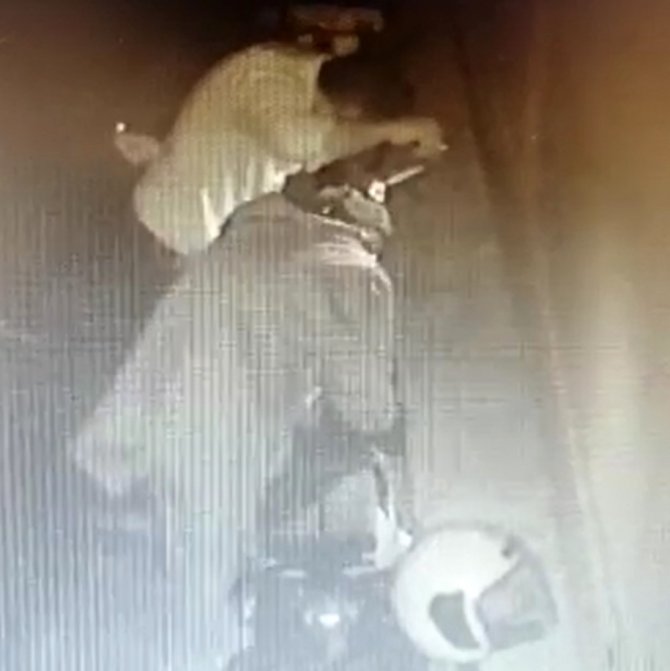 Motosiklet Hırsızlarının Rahat Tavrı Güvenlik Kameralarına Yansıdı
