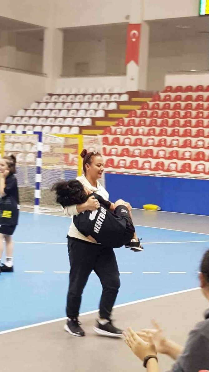 Kadın Antrenör Sakatlanan Sporcusunu Kucağında Taşıdı
