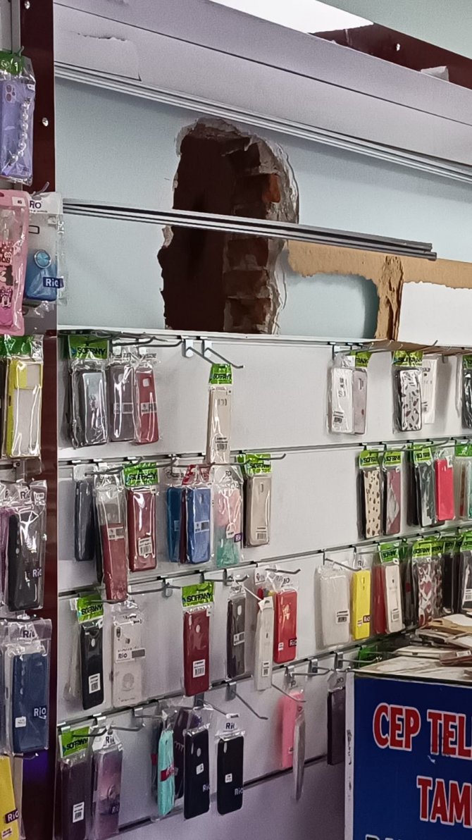 Batman’da Cep Telefonu Dükkanının Duvarını Delerek Hırsızlık Yapan Şahıs Yakalandı