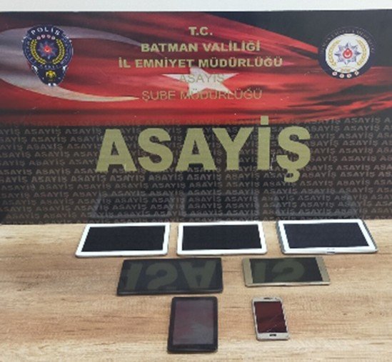 Batman’da Cep Telefonu Dükkanının Duvarını Delerek Hırsızlık Yapan Şahıs Yakalandı