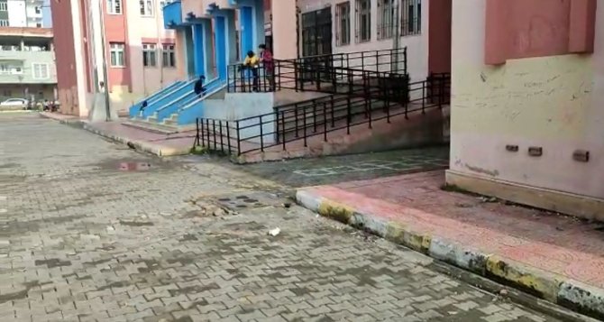 Batman’da Okulun Oturma Bankını Çalan Hırsız Kamerada