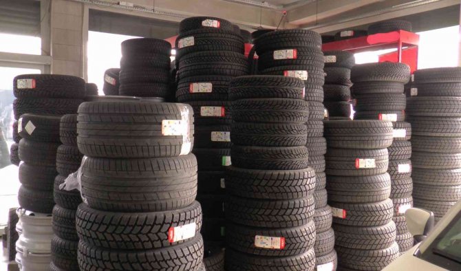 Bayburt’ta Lastikçilerden ’Kar Yağmadan Kış Lastiği Taktırın’ Çağrısı