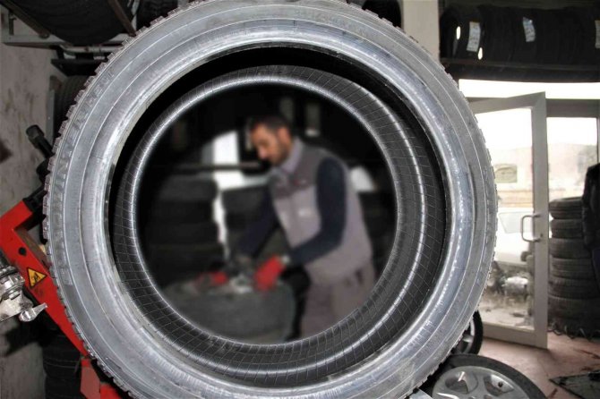 Bayburt’ta Lastikçilerden ’Kar Yağmadan Kış Lastiği Taktırın’ Çağrısı