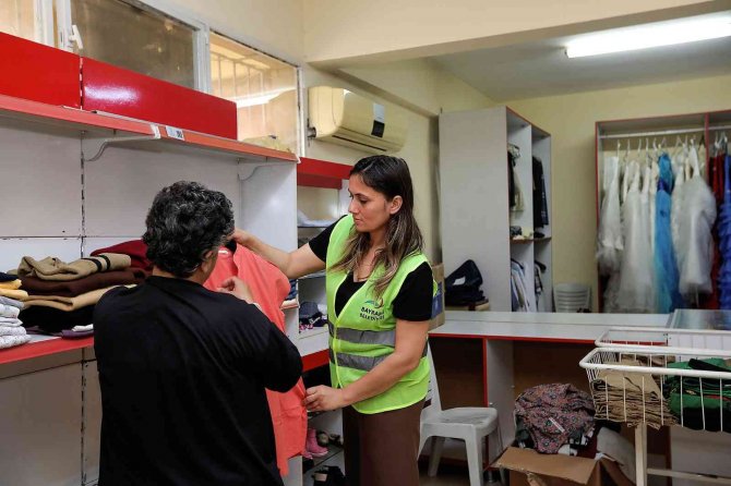 Bayraklı’da Sosyal Marketler Yüzleri Güldürüyor