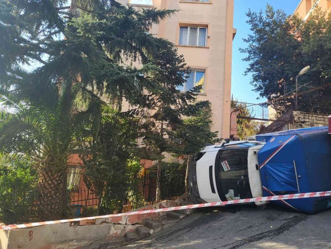 Beyoğlu’nda Faciadan Dönülen Anlar Kamerada: Devrilen Kamyonetin Altında Kalmaktan Son Anda Kurtuldu