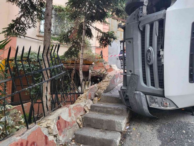 Beyoğlu’nda Faciadan Dönülen Anlar Kamerada: Devrilen Kamyonetin Altında Kalmaktan Son Anda Kurtuldu