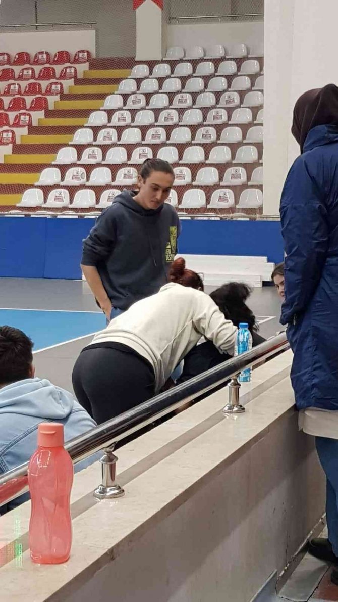 Kadın Antrenör Sakatlanan Sporcusunu Kucağında Taşıdı