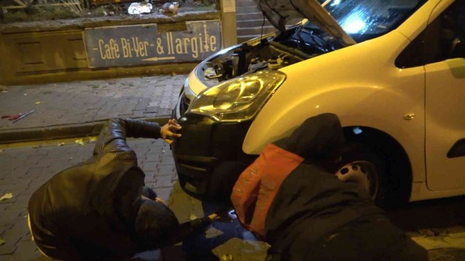 Isınmak İçin Girdiği Motor Bölümünde Mahsur Kalan Kedi Kurtarıldı