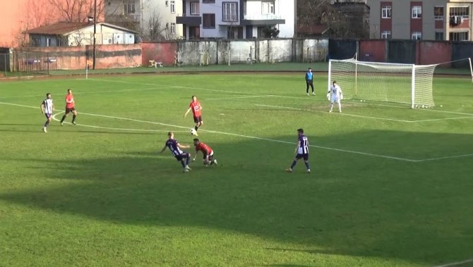 Dili Boğazına Kaçan Futbolcuyu Hakemin İlk Müdahalesi Kurtardı