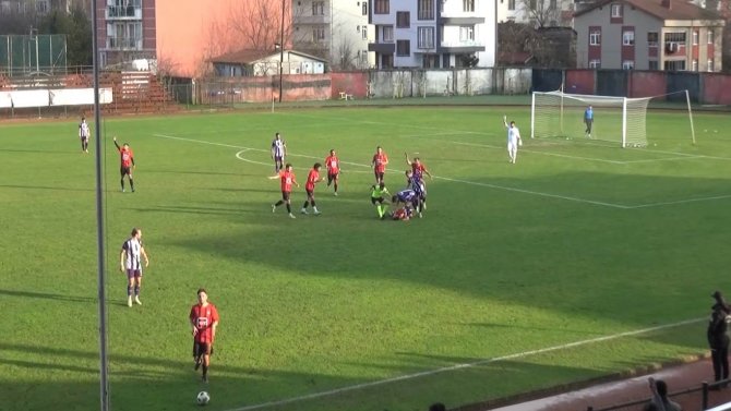 Dili Boğazına Kaçan Futbolcuyu Hakemin İlk Müdahalesi Kurtardı