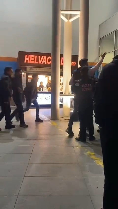 Avm’de Kavga Anları Kameraya Yansıdı