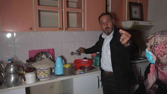 Ev Sahibi Çıkarmak İstediği Kiracılarını Karanlıkta Susuz Ve Elektriksiz Bıraktı