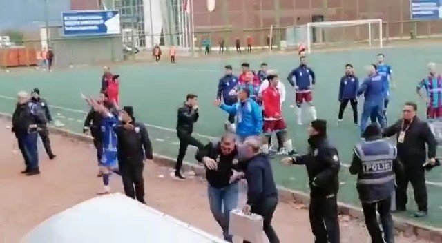 Bursa’da Amatör Maçta Bir Polis İle Bir Futbolcu Yaralandı