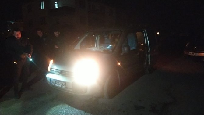 Çorum’da İki Grup Arasında Bıçaklı Silahlı Kavga: İ̇hbara Giden Polis Aracına Kurşun İsabet Etti