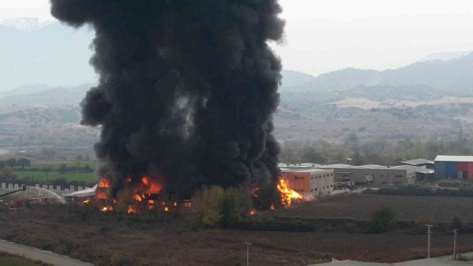 Kimyasal Fabrikasından Yükselen Dumanlar Gökyüzünü Kapladı