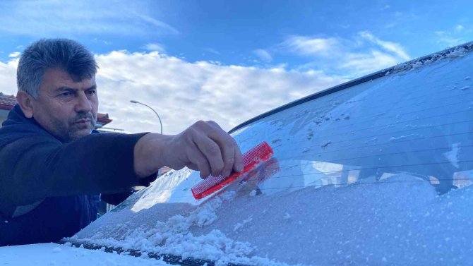 Erzincan’da Araç Camları Buz Tuttu