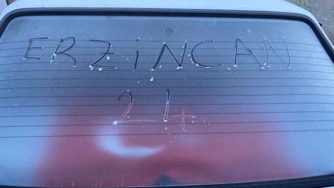 Erzincan’da Araç Camları Buz Tuttu