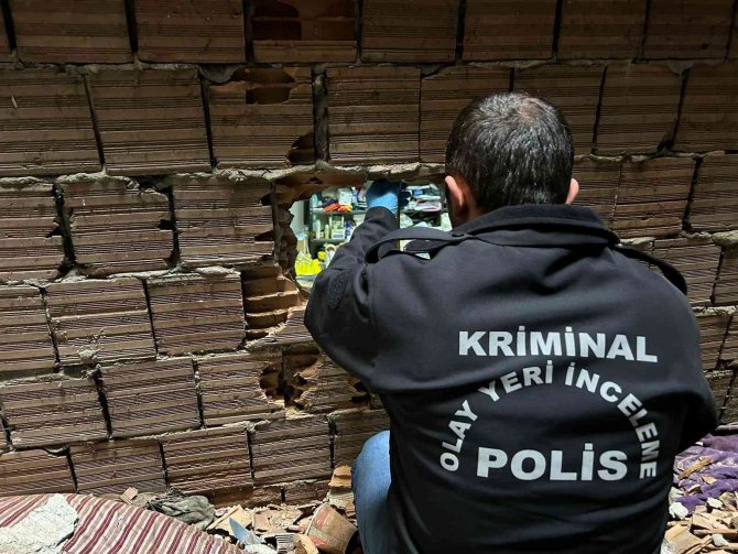 Böyle Hırsızlık Görülmedi Duvarı Delip Hırsızlık Yaptılar, Delil Bırakmamak İçin Güvenlik Kamerasını Da Çaldılar