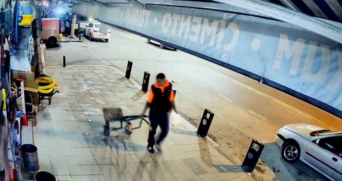 Sultangazi’de Nalbur Önündeki El Arabasını Çaldı