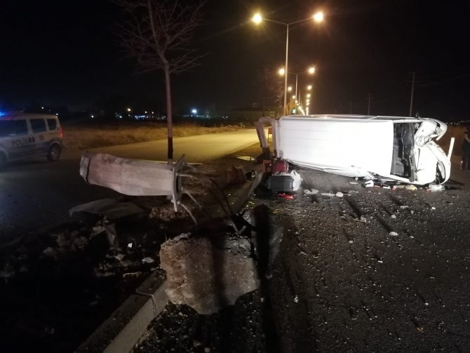 Elektrik Direğine Çarpan Minibüs Yan Yattı: 4 Yaralı