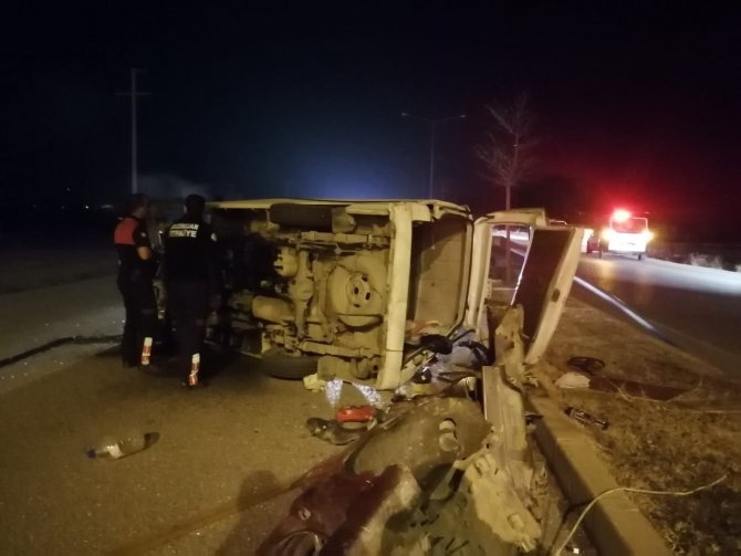 Elektrik Direğine Çarpan Minibüs Yan Yattı: 4 Yaralı