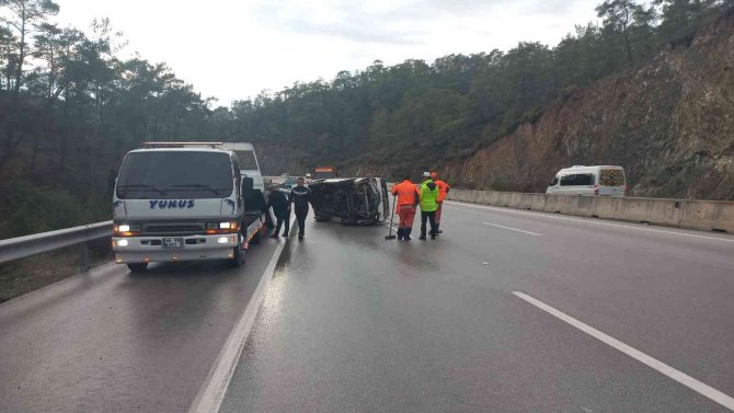 Fethiye’de Minibüs Devrildi: 4 Yaralı