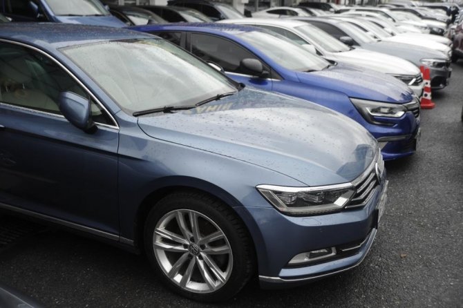 Fiyatlar Düştü Ancak Vatandaşlar Bayilerde Otomobil Bulamıyor