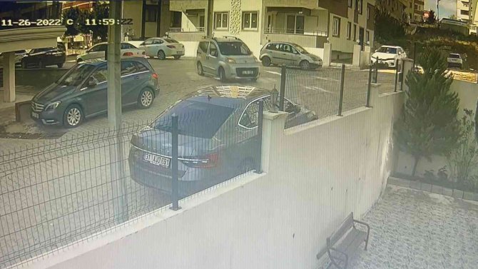 Aracı Gündüz Vakti Çaldılar: O Anlar Kamerada