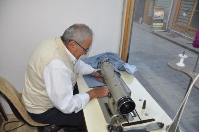 12 Metrekarelik Dükkanında Mesleğini Ayakta Tutmaya Çalışıyor