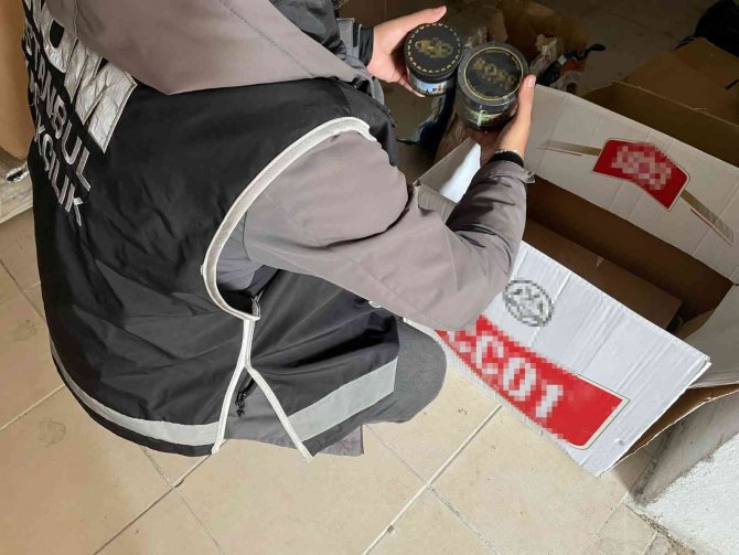 İ̇stanbul’da Kaçak Sigara Operasyonu: Piyasa Değeri 300 Bin Lira Olan Sigara Ele Geçirildi