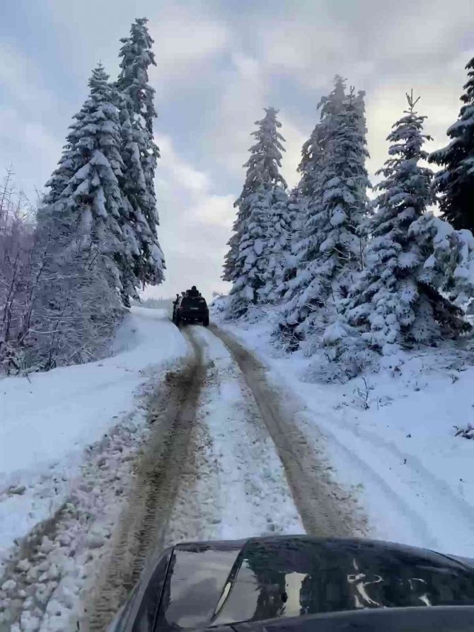 Doğa Tutkunları Karın Keyfini Araçlarıyla Çıkardı