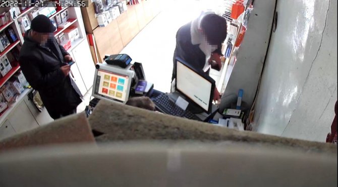 Kars’ta Müşteri Gibi Geldi 7 Bin Liralık Cep Telefonu Çaldı