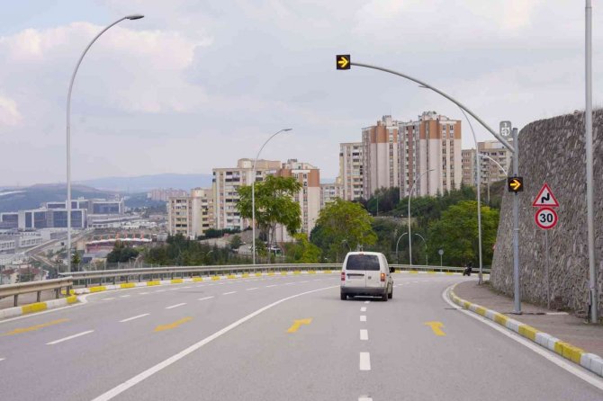 Daha Güvenli Ulaşım İçin O Caddeye 28 Uyarı İkaz Flaşörü Konuldu