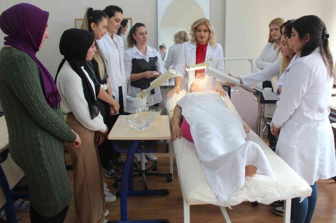 Alaşehir’de İlk Defa Güzellik Ve Estetik Kursu Açıldı