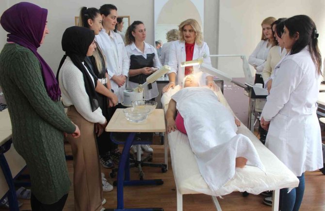 Alaşehir’de İlk Defa Güzellik Ve Estetik Kursu Açıldı