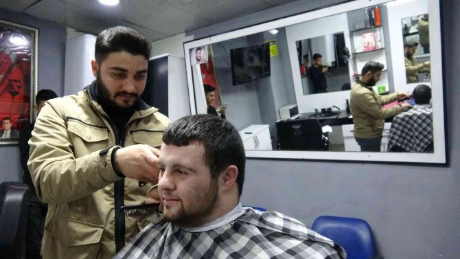12 Yıldır Berberlik Yapan Kuaför, 5 Yıldır Engellileri Ücretsiz Tıraş Yapıyor