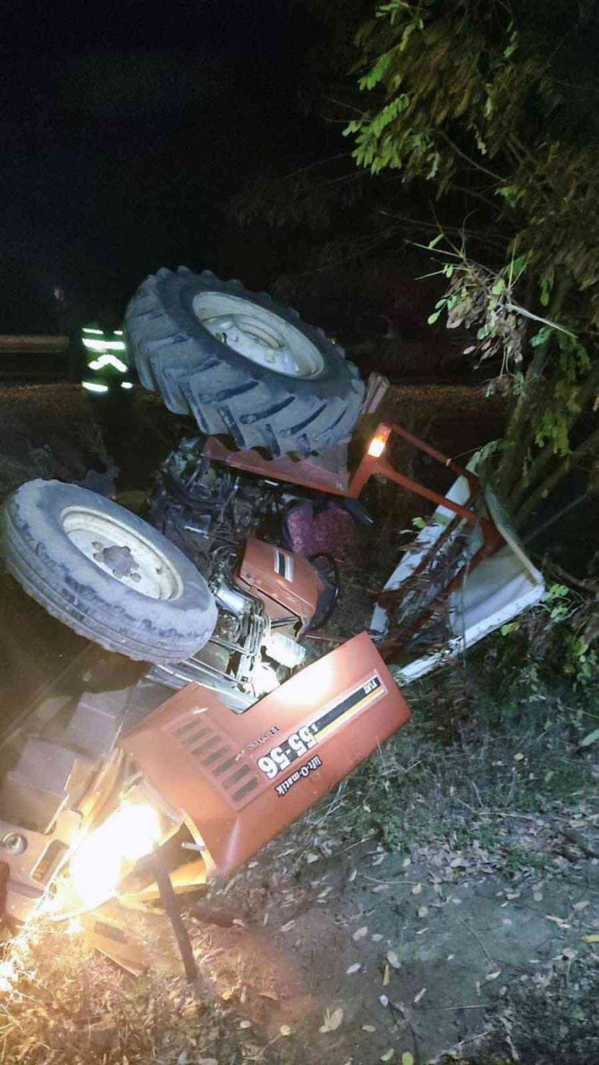Kamyonet Traktöre Çarptı: 1 Ölü