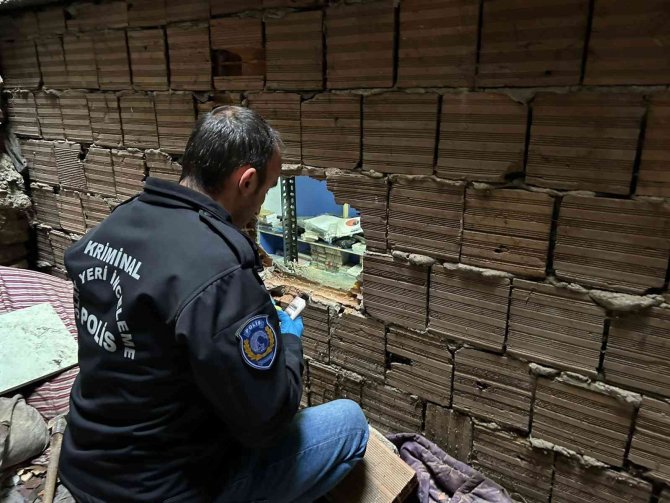 Böyle Hırsızlık Görülmedi Duvarı Delip Hırsızlık Yaptılar, Delil Bırakmamak İçin Güvenlik Kamerasını Da Çaldılar
