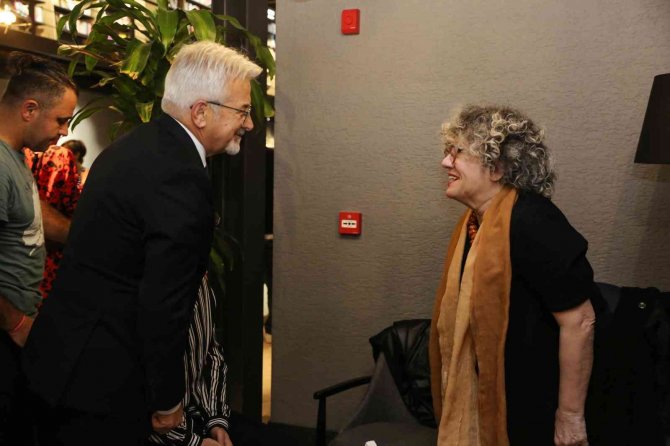 1984 Oyununa Büyük Övgü